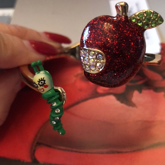 Adorable Authentic Betsy Johnson hinged Bracelet. New with tag. - Picture 13 of 13